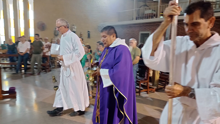 El Padre René Cari celebró sus 28 años con el sacerdocio – La Palabra de  Lobos